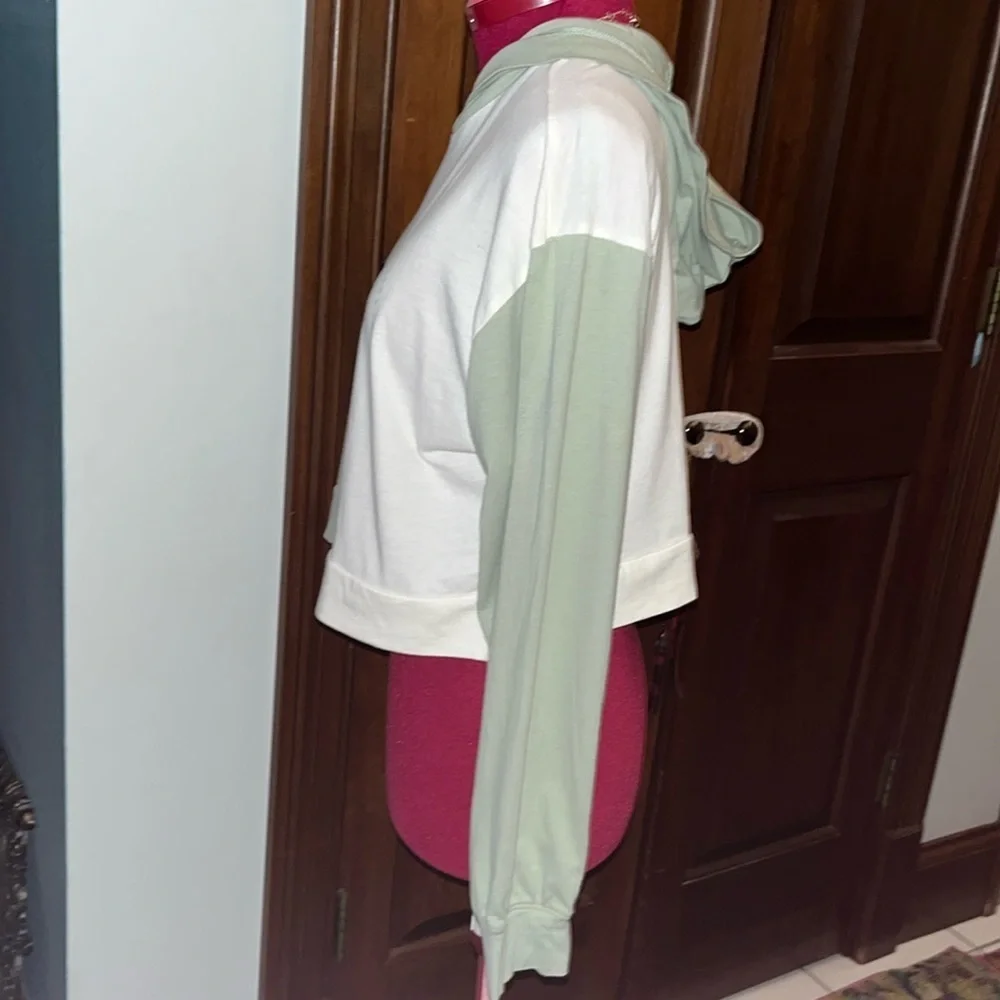 Hollister  Cropped Hoodie  color block Sage/ Cream  NWOT  Pull over  CUTE Size S